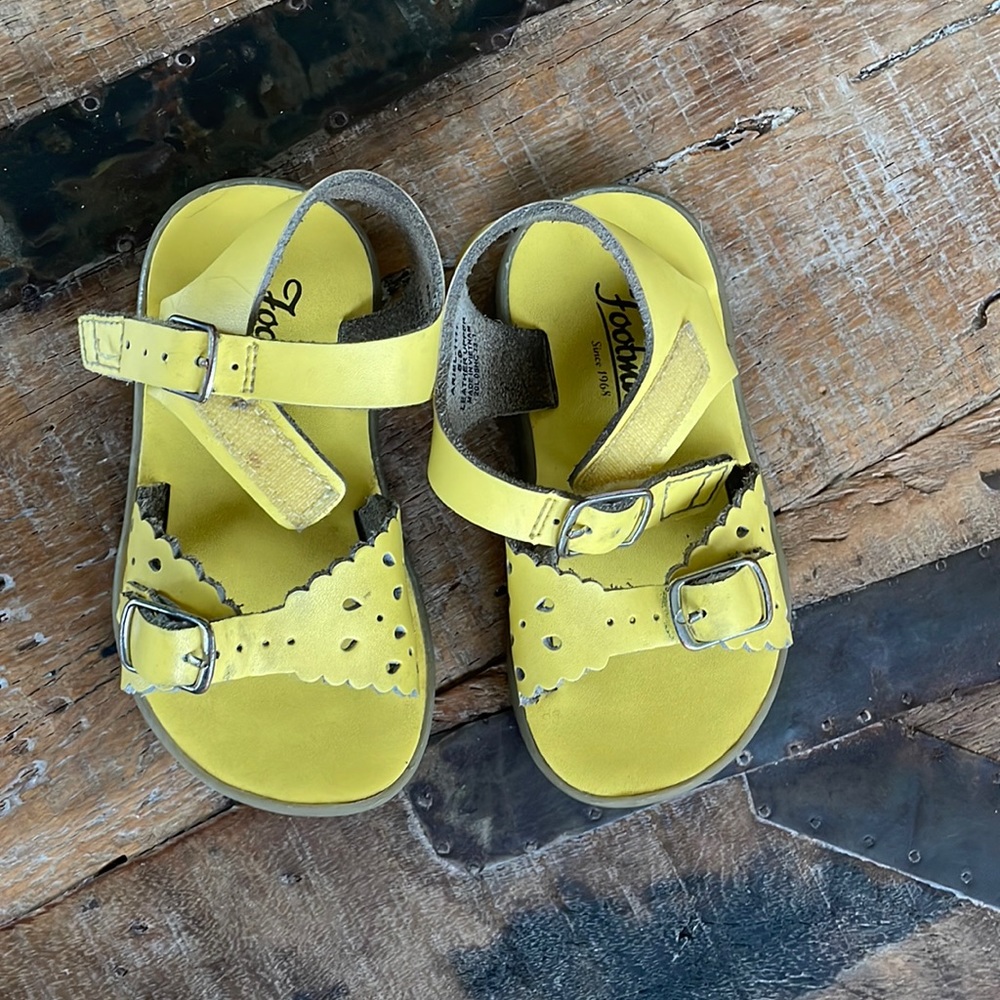 Footmates Size 5 yellow sandals